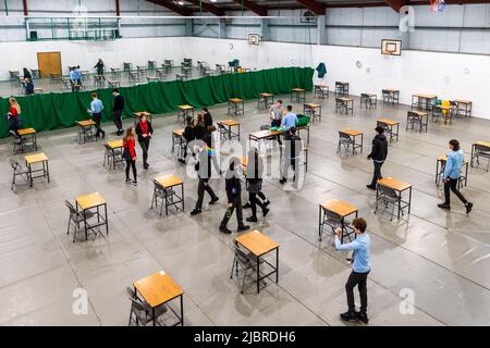 Bandon, West Cork, Irlande. 8th juin 2022. Les examens de départ et de certification junior commencent aujourd'hui avec environ 131 000 élèves qui suivent les examens dans tout le pays. Ce matin, les élèves de l'école de grammaire Bandon ont commencé leur document anglais 1 à 9,30 heures. Crédit : AG News/Alay Live News Banque D'Images