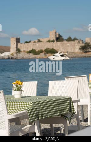 Bodrum, Mugla, Turquie. 21 avril 2022 joli café en bord de mer tables de restaurant avec nappes et fleurs donnant sur le port de Bodrum sur l'ouest A. Banque D'Images