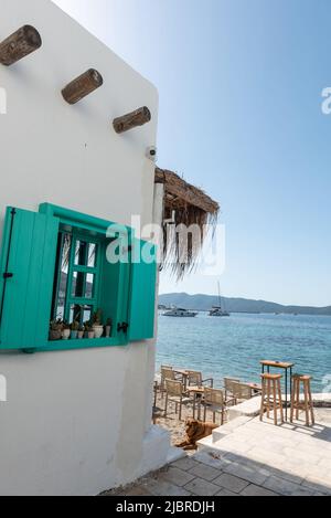 Bodrum, Mugla, Turquie. 21 avril 2022 magnifique fenêtre turquoise d'un café sur le front de mer du port de Bodrum, la côte sud-ouest turque de l'AEG Banque D'Images