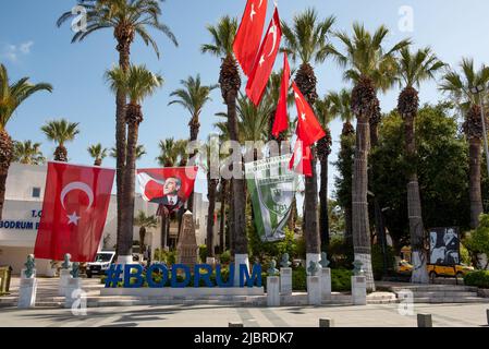 Bodrum, Mugla, Turquie. 21 avril 2022 Hash Tag Bodrum centre-ville signe sous les drapeaux turcs et portrait d'Ataturk, un populaire port touristique de bord de mer Banque D'Images