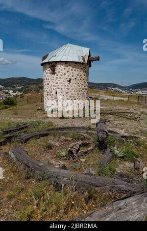 Un des moulins à vent de Bodrum partiellement restaurés, surplombant la baie de Gumbet et la marina de Bodrum, un point de repère local les moulins à vent sont endommagés et abandonnés. sou Banque D'Images