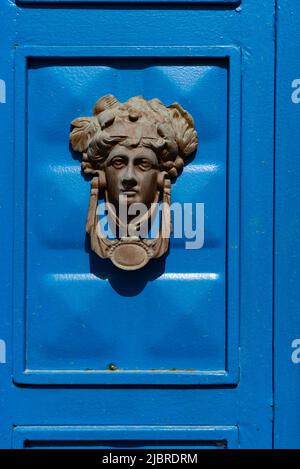 Bodrum, Mugla, Turquie. 22 avril 2022 belle porte bleue avec une icône mythologique grecque comme un knocker de porte dans la ville côtière historique de Bodrum i Banque D'Images