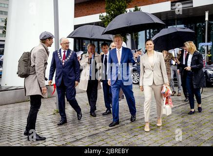 2022-06-08 11:48:09 ROTTERDAM - le maire Ahmed Aboutaleb, le consul général honoraire suédois à Rotterdam Ben Vree, Allard Castelein (PDG du port de Rotterdam) et la princesse de la Couronne Victoria de Suède arrivent pour un voyage en bateau sur les Maas. La visite de deux jours que la princesse couronne fait aux pays-Bas porte sur la durabilité, l'innovation et l'égalité des droits. ANP SEM VAN DER WAL pays-bas sortie - belgique sortie Banque D'Images