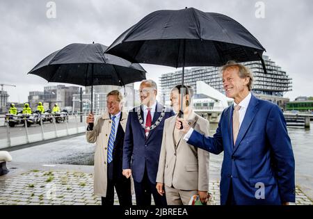 2022-06-08 11:48:36 ROTTERDAM - le consul général honoraire suédois à Rotterdam Ben Vree, le maire Ahmed Aboupaleb, la princesse de la Couronne Victoria de Suède et Allard Castelein (PDG du port de Rotterdam) (de gauche à droite) posent avant un voyage en bateau sur les Maas. La visite de deux jours que la princesse couronne fait aux pays-Bas porte sur la durabilité, l'innovation et l'égalité des droits. ANP SEM VAN DER WAL pays-bas sortie - belgique sortie Banque D'Images