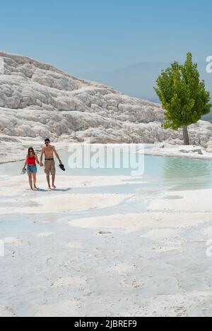 Pamukkule, Turquie, 25 avril 2020 touristes entrent sur les terrasses de Travertine de Pamukkale l'eau thermale riche en minéraux a des propriétés naturelles donnant la santé Banque D'Images