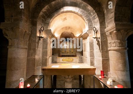 Le sanctuaire et la crypte. Consacré en 1108, ce sanctuaire lumineux sert de précieux cas pour les reliques. Département de Loiret dans le centre-nord de FR Banque D'Images