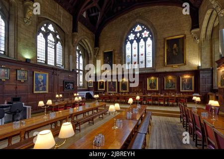 VILLE D'OXFORD ANGLETERRE BALLIOL COLLEGE HALL INTÉRIEUR REGARDANT LA TABLE HAUTE ET LES PORTRAITS DE MAÎTRES PASSÉS Banque D'Images