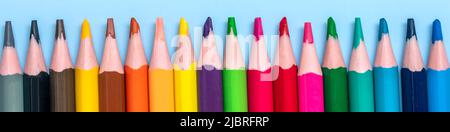 Ensemble de crayons de couleur isolés sur fond bleu vue du dessus plat éducation, maquette de concept d'artisanat bannière. Banque D'Images