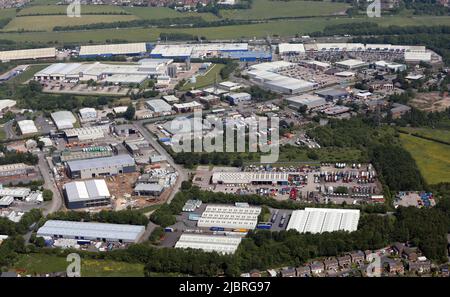 Vue aérienne de la zone industrielle de Norquest, d'autres parcs industriels et commerciaux en arrière-plan à Birstall, Batley, West Yorkshire Banque D'Images