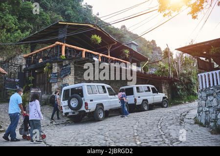 CARACAS, VENEZUELA - Mai 2022: Pittoresque restaurant rustique EL RINCON DE DANNA dans la ville de Galipan, Caracas - Venezuela. Concept éco-maison. Banque D'Images