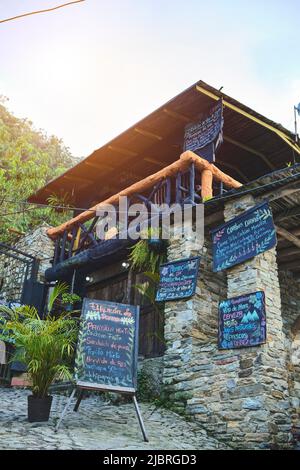 CARACAS, VENEZUELA - Mai 2022: Pittoresque restaurant rustique EL RINCON DE DANNA dans la ville de Galipan, Caracas - Venezuela. Concept éco-maison. Banque D'Images