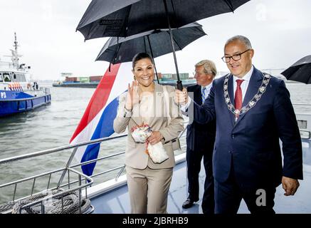 2022-06-08 12:54:35 VLAARDINGEN - Princesse de la Couronne Victoria de Suède et le maire Ahmed Aboutaleb après un voyage en bateau sur les Maas. La visite de deux jours que la princesse couronne fait aux pays-Bas porte sur la durabilité, l'innovation et l'égalité des droits. ANP SEM VAN DER WAL pays-bas sortie - belgique sortie Banque D'Images