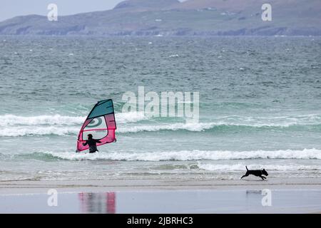 Planche à voile à la plage de Carrownisky, comté de Mayo, Irlande Banque D'Images