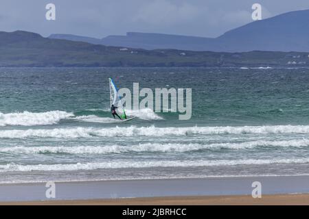 Planche à voile à la plage de Carrownisky, comté de Mayo, Irlande Banque D'Images