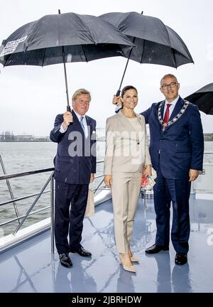 2022-06-08 12:54:23 VLAARDINGEN - le consul général honoraire suédois à Rotterdam Ben Vree, la princesse de la Couronne Victoria de Suède et le maire Ahmed Aboutaleb (de gauche à droite) posent après un voyage en bateau sur les Maas. La visite de deux jours que la princesse couronne fait aux pays-Bas porte sur la durabilité, l'innovation et l'égalité des droits. ANP SEM VAN DER WAL pays-bas sortie - belgique sortie Banque D'Images