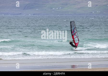 Planche à voile à la plage de Carrownisky, comté de Mayo, Irlande Banque D'Images
