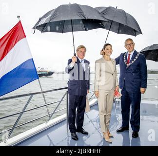 2022-06-08 12:54:28 VLAARDINGEN - le consul général honoraire suédois à Rotterdam Ben Vree, la princesse de la Couronne Victoria de Suède et le maire Ahmed Aboutaleb (de gauche à droite) posent après un voyage en bateau sur les Maas. La visite de deux jours que la princesse couronne fait aux pays-Bas porte sur la durabilité, l'innovation et l'égalité des droits. ANP SEM VAN DER WAL pays-bas sortie - belgique sortie Banque D'Images