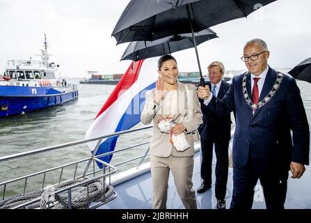 2022-06-08 12:54:35 VLAARDINGEN - Princesse de la Couronne Victoria de Suède et le maire Ahmed Aboutaleb après un voyage en bateau sur les Maas. La visite de deux jours que la princesse couronne fait aux pays-Bas porte sur la durabilité, l'innovation et l'égalité des droits. ANP SEM VAN DER WAL pays-bas sortie - belgique sortie Banque D'Images