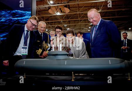 Rotterdam, Niederlande. 08th juin 2022. La princesse royale Victoria de Suède à l'AHOY de Rotterdam, sur le 08 juin 2022, pour visiter l'exposition technologique de défense sous-marine, le directeur général de Damen Naval présentera le sous-marin suédois-hollandais et les projets Saab en cours. Crédit : Albert Nieboer/Netherlands OUT/point de vue OUT/dpa/Alay Live News Banque D'Images