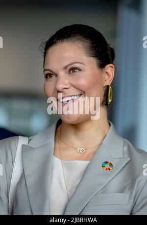 Rotterdam, Niederlande. 08th juin 2022. La princesse royale Victoria de Suède à l'AHOY de Rotterdam, sur le 08 juin 2022, pour visiter l'exposition technologique de défense sous-marine, le directeur général de Damen Naval présentera le sous-marin suédois-hollandais et les projets Saab en cours. Crédit : Albert Nieboer/Netherlands OUT/point de vue OUT/dpa/Alay Live News Banque D'Images
