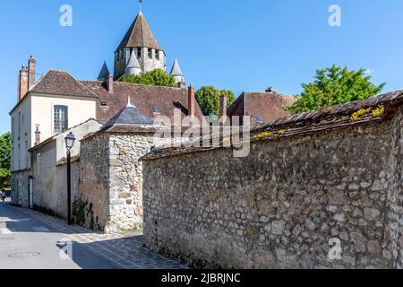 Provins, France - 31 mai 2020 : scène de rue avec maisons anciennes dans la ville médiévale de Provins, département de Seine-et-Marne, région Ile-de-France Banque D'Images