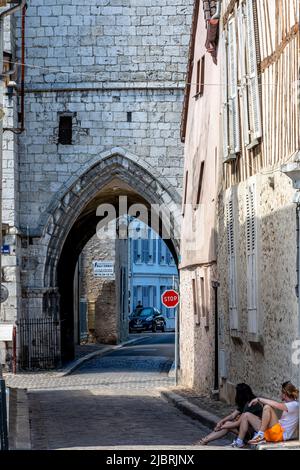 Provins, France - 31 mai 2020 : scène de rue avec maisons anciennes dans la ville médiévale de Provins, département de Seine-et-Marne, région Ile-de-France Banque D'Images