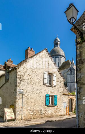 Provins, France - 31 mai 2020 : scène de rue avec maisons anciennes dans la ville médiévale de Provins, département de Seine-et-Marne, région Ile-de-France Banque D'Images