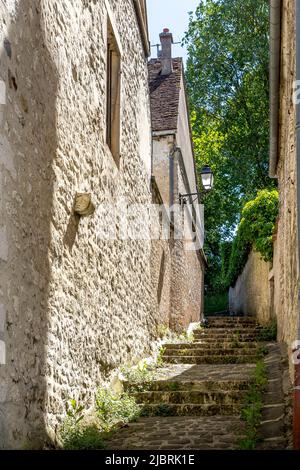 Provins, France - 31 mai 2020 : scène de rue avec maisons anciennes dans la ville médiévale de Provins, département de Seine-et-Marne, région Ile-de-France Banque D'Images