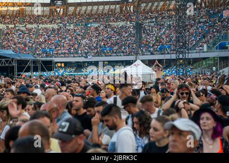 Naples, Italie. 07th juin 2022. Plus de quarante-cinq mille personnes au stade Diego Armando Maradone pour assister à un concert de la star du rock Vasco. Vasco Rossi, aussi connu simplement sous le nom de Vasco ou avec le surnom de Blasco est un chanteur-compositeur italien. Il est considéré comme l'un des plus grands représentants de la musique rock italienne. (Photo de Massimo Solimene/Pacific Press) crédit: Pacific Press Media production Corp./Alay Live News Banque D'Images