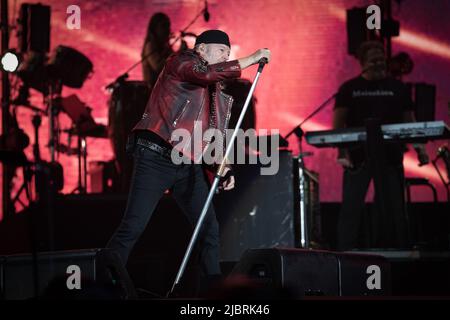 Naples, Italie. 07th juin 2022. Plus de quarante-cinq mille personnes au stade Diego Armando Maradone pour assister à un concert de la star du rock Vasco. Vasco Rossi, aussi connu simplement sous le nom de Vasco ou avec le surnom de Blasco est un chanteur-compositeur italien. Il est considéré comme l'un des plus grands représentants de la musique rock italienne. (Photo de Massimo Solimene/Pacific Press) crédit: Pacific Press Media production Corp./Alay Live News Banque D'Images