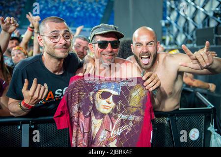 Naples, Italie. 07th juin 2022. Plus de quarante-cinq mille personnes au stade Diego Armando Maradone pour assister à un concert de la star du rock Vasco. Vasco Rossi, aussi connu simplement sous le nom de Vasco ou avec le surnom de Blasco est un chanteur-compositeur italien. Il est considéré comme l'un des plus grands représentants de la musique rock italienne. (Photo de Massimo Solimene/Pacific Press) crédit: Pacific Press Media production Corp./Alay Live News Banque D'Images