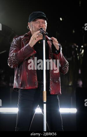 Naples, Italie. 07th juin 2022. Plus de quarante-cinq mille personnes au stade Diego Armando Maradone pour assister à un concert de la star du rock Vasco. Vasco Rossi, aussi connu simplement sous le nom de Vasco ou avec le surnom de Blasco est un chanteur-compositeur italien. Il est considéré comme l'un des plus grands représentants de la musique rock italienne. (Photo de Massimo Solimene/Pacific Press) crédit: Pacific Press Media production Corp./Alay Live News Banque D'Images