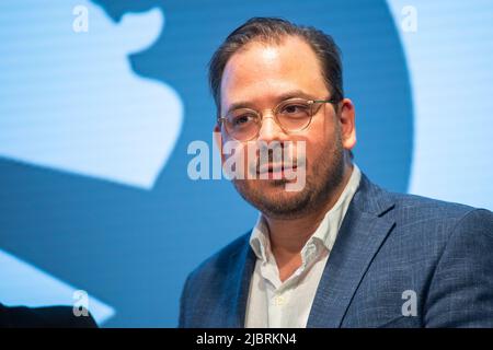 Berlin, Allemagne. 08th juin 2022. Maxim Nohroudi, porte-parole de l'État de Brandebourg à Berlin pour Bitkom, parle de la scène des startups à Berlin lors d'une conférence de presse à la suite de discussions entre les fondateurs et le maire Giffey. Credit: Christophe bateau/dpa/Alay Live News Banque D'Images