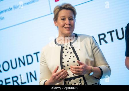 Berlin, Allemagne. 08th juin 2022. Franziska Giffey (SPD), Maire de Berlin, donne une conférence de presse sur la scène de démarrage lors des premières "startups de la Table ronde" avec les fondateurs. Credit: Christophe bateau/dpa/Alay Live News Banque D'Images