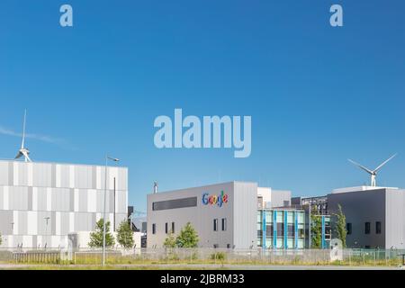 Eemshaven, pays-Bas - 2 juin 2022: Vue d'entrée d'un centre de données Google devant un ciel bleu clair à Eemshaven, pays-Bas Banque D'Images