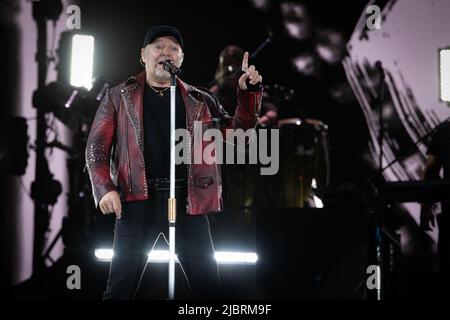 7 juin 2022, Naples, Italie: Plus de quarante-cinq mille personnes au stade Diego Armando Maradone pour assister à un concert de la rock star Vasco. Vasco Rossi, aussi connu simplement sous le nom de Vasco ou avec le surnom de Blasco est un chanteur-compositeur italien. Il est considéré comme l'un des plus grands représentants de la musique rock italienne. (Credit image: © Massimo Solimene/Pacific Press via ZUMA Press Wire) Banque D'Images