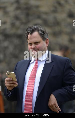 Harry Cole - rédacteur politique du Soleil - sur le College Green à Westminster avant un vote de confiance en Boris Johnson, 6 juin 2022 Banque D'Images