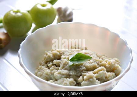 Chutney de groseilles à chèvre/Amla dans un bol en céramique blanche Banque D'Images