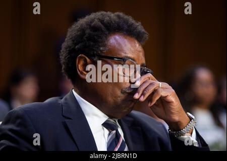 Washington, États-Unis d'Amérique. 07th juin 2022. Garnell Whitfield, Jr., de Buffalo, New York, dont la mère, Ruth Whitfield, a été tuée dans le supermarché Buffalo Tops, témoigne de la mort de sa mère lors d'une audience du Comité du Sénat sur la magistrature pour examiner la menace de terrorisme domestique après l'attaque de Buffalo, dans l'édifice Hart du Bureau du Sénat à Washington, DC, mardi, 7 juin 2022. Crédit: Rod Lamkey/CNP/Sipa USA crédit: SIPA USA/Alay Live News Banque D'Images