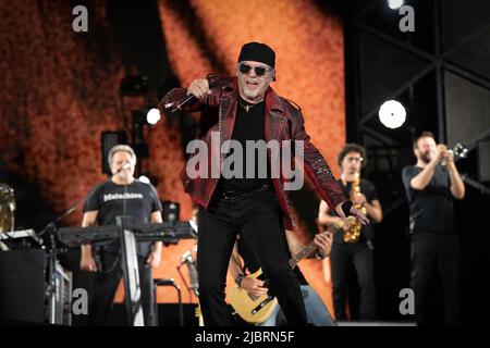 7 juin 2022, Naples, Italie: Plus de quarante-cinq mille personnes au stade Diego Armando Maradone pour assister à un concert de la rock star Vasco. Vasco Rossi, aussi connu simplement sous le nom de Vasco ou avec le surnom de Blasco est un chanteur-compositeur italien. Il est considéré comme l'un des plus grands représentants de la musique rock italienne. (Credit image: © Massimo Solimene/Pacific Press via ZUMA Press Wire) Banque D'Images