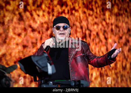 7 juin 2022, Naples, Italie: Plus de quarante-cinq mille personnes au stade Diego Armando Maradone pour assister à un concert de la rock star Vasco. Vasco Rossi, aussi connu simplement sous le nom de Vasco ou avec le surnom de Blasco est un chanteur-compositeur italien. Il est considéré comme l'un des plus grands représentants de la musique rock italienne. (Credit image: © Massimo Solimene/Pacific Press via ZUMA Press Wire) Banque D'Images