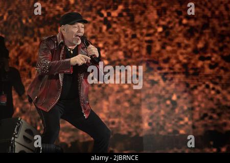 7 juin 2022, Naples, Italie: Plus de quarante-cinq mille personnes au stade Diego Armando Maradone pour assister à un concert de la rock star Vasco. Vasco Rossi, aussi connu simplement sous le nom de Vasco ou avec le surnom de Blasco est un chanteur-compositeur italien. Il est considéré comme l'un des plus grands représentants de la musique rock italienne. (Credit image: © Massimo Solimene/Pacific Press via ZUMA Press Wire) Banque D'Images