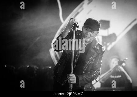 7 juin 2022, Naples, Italie: Plus de quarante-cinq mille personnes au stade Diego Armando Maradone pour assister à un concert de la rock star Vasco. Vasco Rossi, aussi connu simplement sous le nom de Vasco ou avec le surnom de Blasco est un chanteur-compositeur italien. Il est considéré comme l'un des plus grands représentants de la musique rock italienne. (Credit image: © Massimo Solimene/Pacific Press via ZUMA Press Wire) Banque D'Images