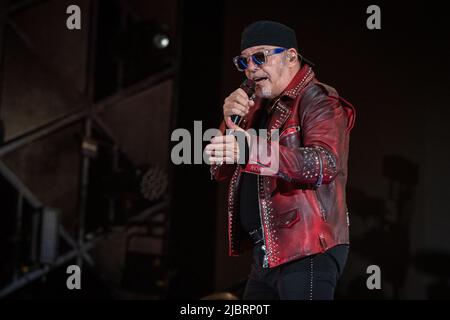 7 juin 2022, Naples, Italie: Plus de quarante-cinq mille personnes au stade Diego Armando Maradone pour assister à un concert de la rock star Vasco. Vasco Rossi, aussi connu simplement sous le nom de Vasco ou avec le surnom de Blasco est un chanteur-compositeur italien. Il est considéré comme l'un des plus grands représentants de la musique rock italienne. (Credit image: © Massimo Solimene/Pacific Press via ZUMA Press Wire) Banque D'Images