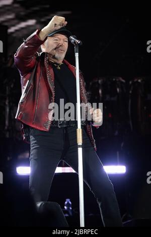 7 juin 2022, Naples, Italie: Plus de quarante-cinq mille personnes au stade Diego Armando Maradone pour assister à un concert de la rock star Vasco. Vasco Rossi, aussi connu simplement sous le nom de Vasco ou avec le surnom de Blasco est un chanteur-compositeur italien. Il est considéré comme l'un des plus grands représentants de la musique rock italienne. (Credit image: © Massimo Solimene/Pacific Press via ZUMA Press Wire) Banque D'Images