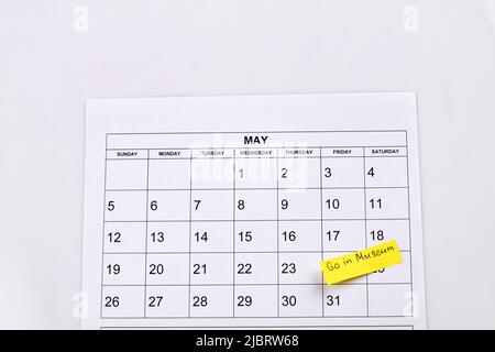 Concept de journée de musée international. Calendrier mai isolé sur blanc. Allez dans le concept de musée. Banque D'Images