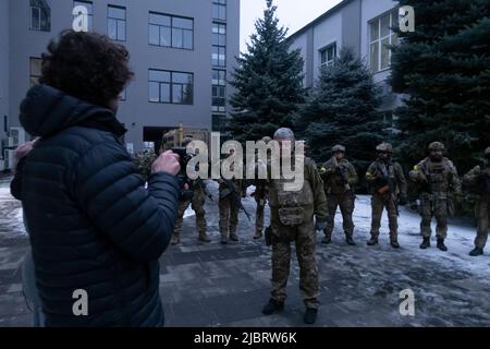 KIEV, UKRAINE 01 mars. Un journaliste interview l'ancien président ukrainien Petro Porochenko alors qu'il se tient aux côtés de sa milice armée à son QG, alors que l'invasion de l'Ukraine par la Russie se poursuit le 01 mars 2022 à Kiev, en Ukraine. Banque D'Images