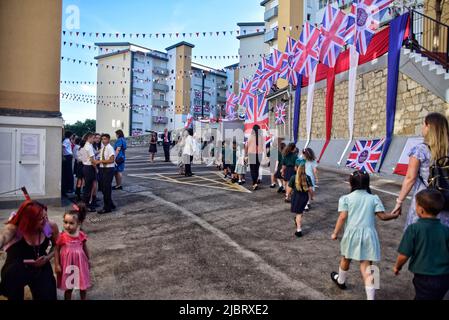 8th juin 2022 :- le comte et la comtesse de Wessexs, le prince Edward et sa femme Sophie ont visité le territoire britannique d'outre-mer de Gibraltar lors d'une visite de deux jours. Au cours de la visite, ils devaient rencontrer des gens de toute la communauté lors d'un programme chargé qui les a vus visiter des quartiers résidentiels d'estats tels que le domaine mauresque du château et plus tard une promenade sur la rue principale. Le couple royal s'était rendu pour la dernière fois à Gibraltar des dizaines d'années auparavant. Banque D'Images