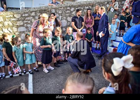 8th juin 2022 :- le comte et la comtesse de Wessexs, le prince Edward et sa femme Sophie ont visité le territoire britannique d'outre-mer de Gibraltar lors d'une visite de deux jours. Au cours de la visite, ils devaient rencontrer des gens de toute la communauté lors d'un programme chargé qui les a vus visiter des quartiers résidentiels d'estats tels que le domaine mauresque du château et plus tard une promenade sur la rue principale. Le couple royal s'était rendu pour la dernière fois à Gibraltar des dizaines d'années auparavant. Banque D'Images