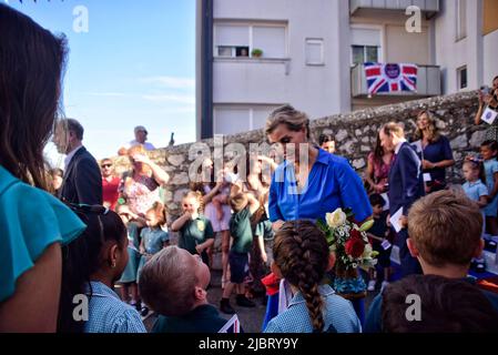 8th juin 2022 :- le comte et la comtesse de Wessexs, le prince Edward et sa femme Sophie ont visité le territoire britannique d'outre-mer de Gibraltar lors d'une visite de deux jours. Au cours de la visite, ils devaient rencontrer des gens de toute la communauté lors d'un programme chargé qui les a vus visiter des quartiers résidentiels d'estats tels que le domaine mauresque du château et plus tard une promenade sur la rue principale. Le couple royal s'était rendu pour la dernière fois à Gibraltar des dizaines d'années auparavant. Banque D'Images